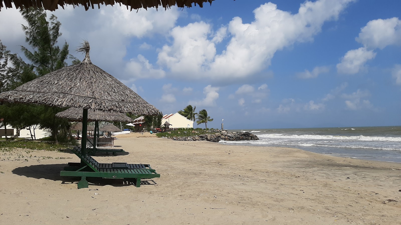 Cua Dai Beach的照片 带有碧绿色水表面