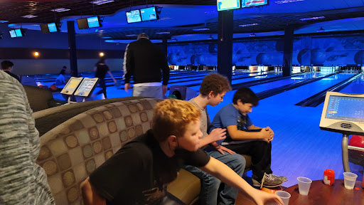 Bowling Alley «Strike Ten Lanes & Lounge», reviews and photos, 800 E Nerge Rd, Roselle, IL 60172, USA