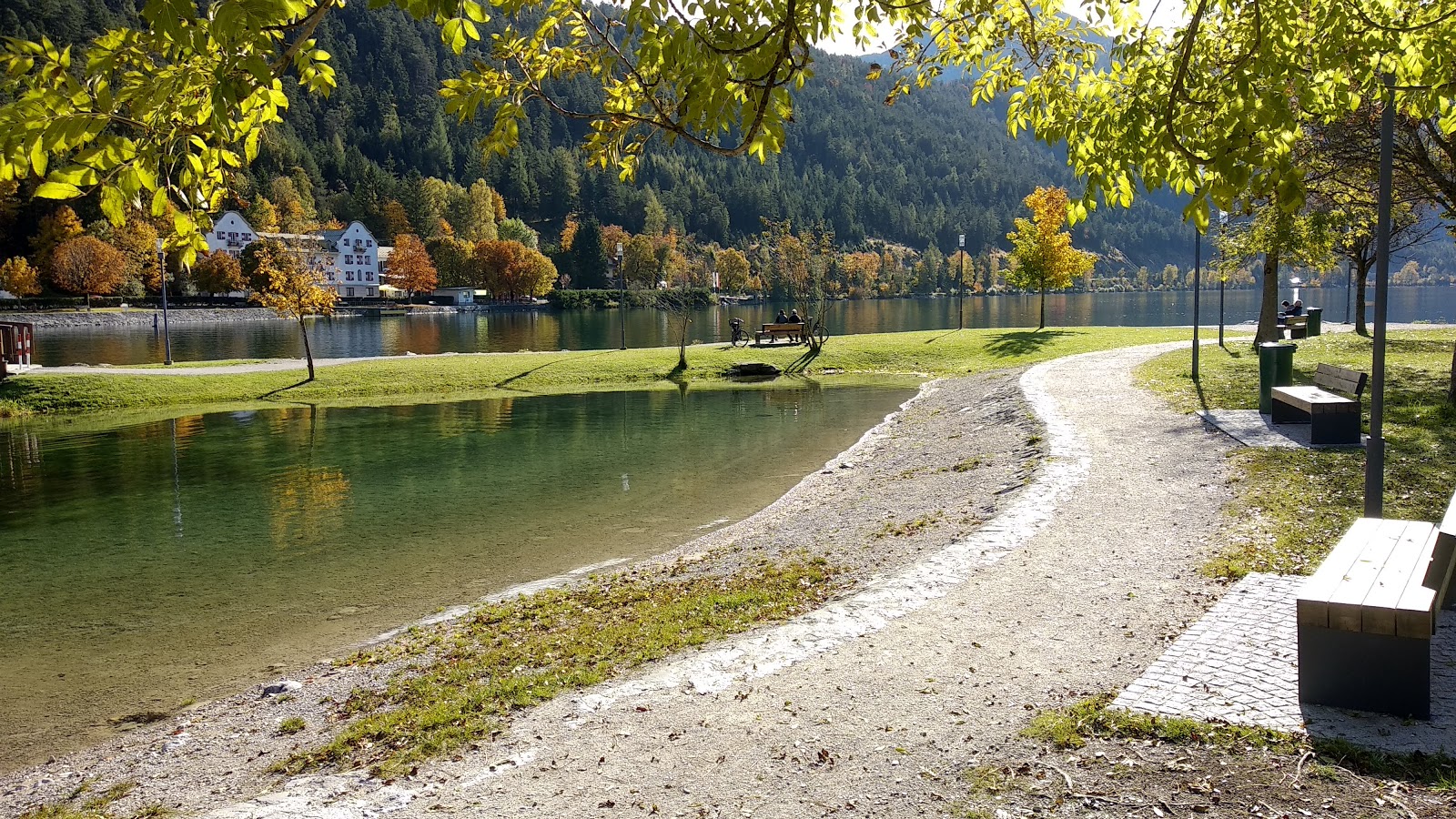 Foto van Achensee ondersteund door kliffen