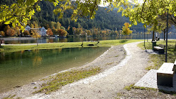 Foto de Achensee apoiado por penhascos