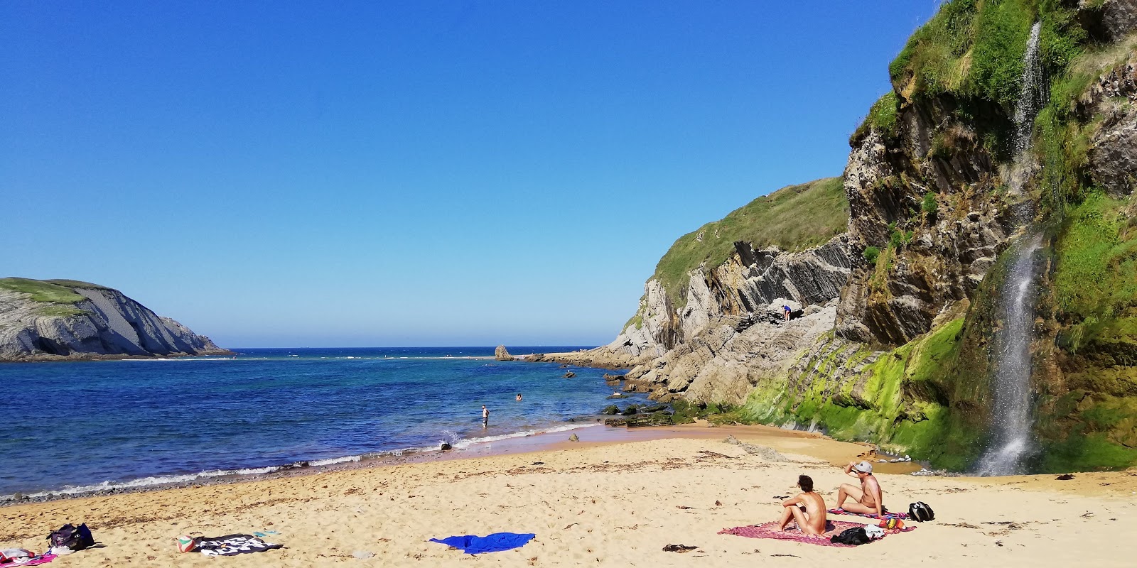Foto av Playa de Covachos med beige sand yta