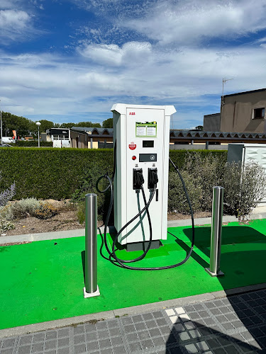 Borne de recharge de véhicules électriques ABB Station de recharge Pontorson