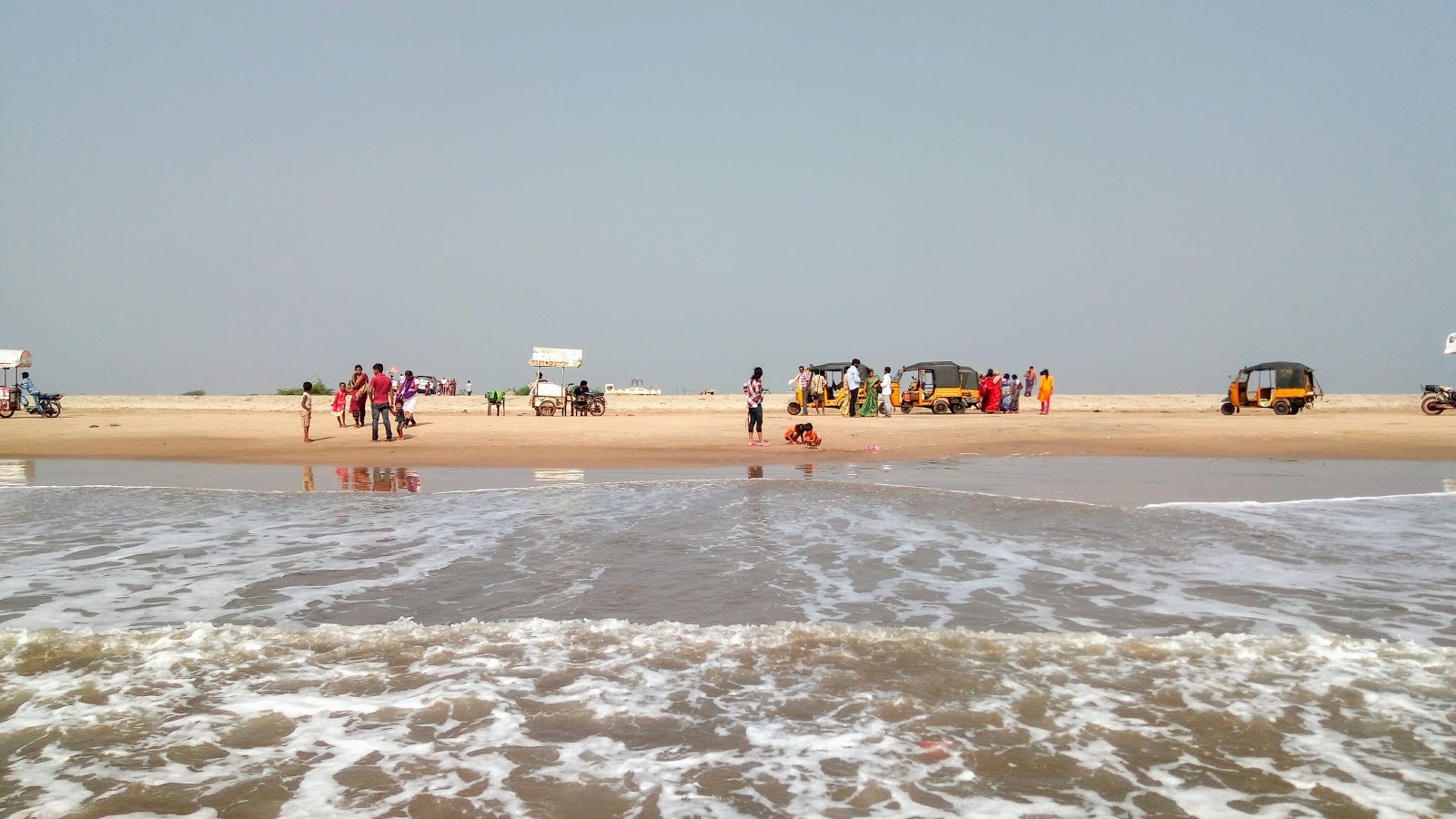 Foto de Hamsaladeevi Beach - lugar popular entre os apreciadores de relaxamento