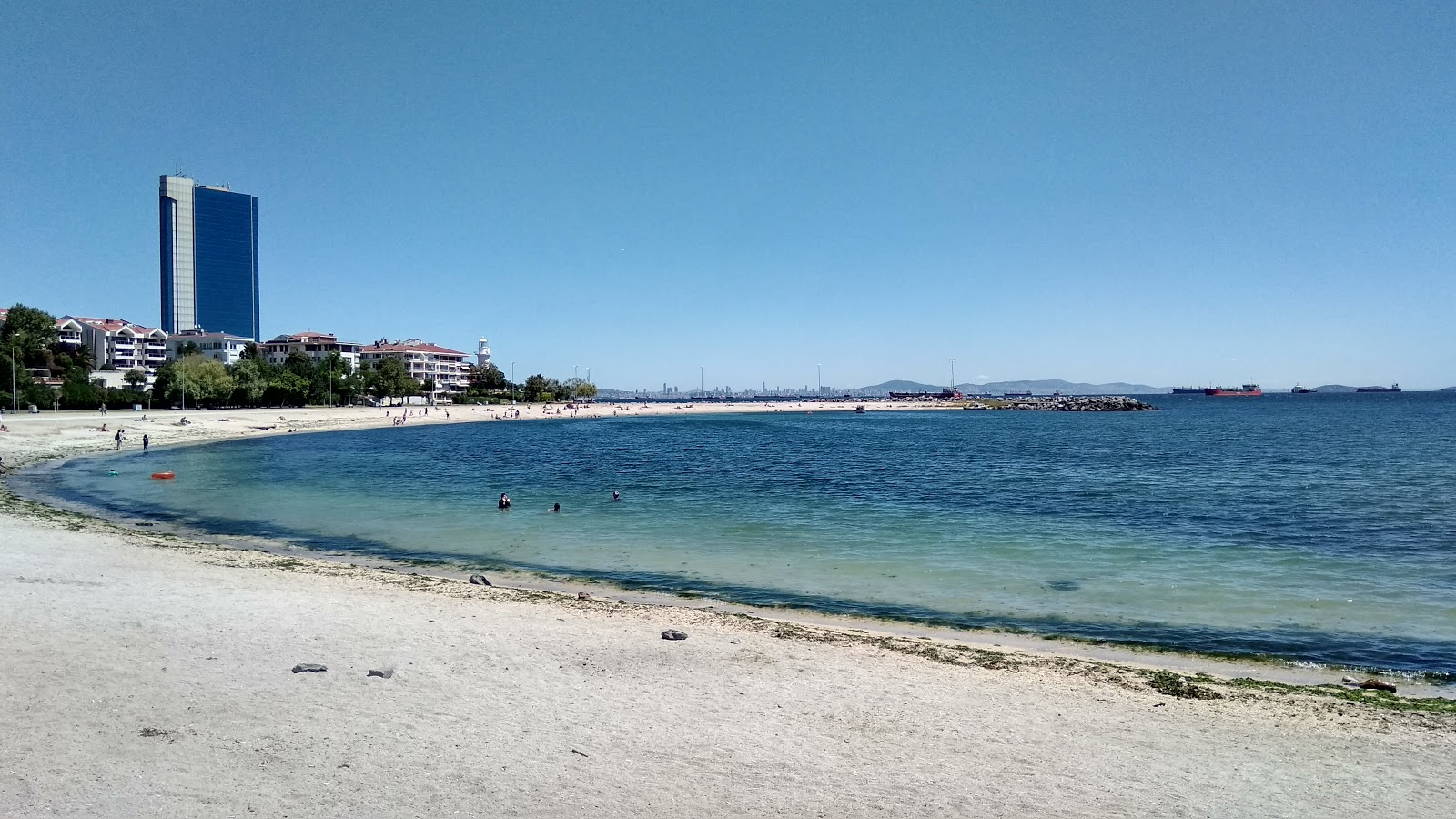 Bakirkoy beach的照片 带有棕沙表面