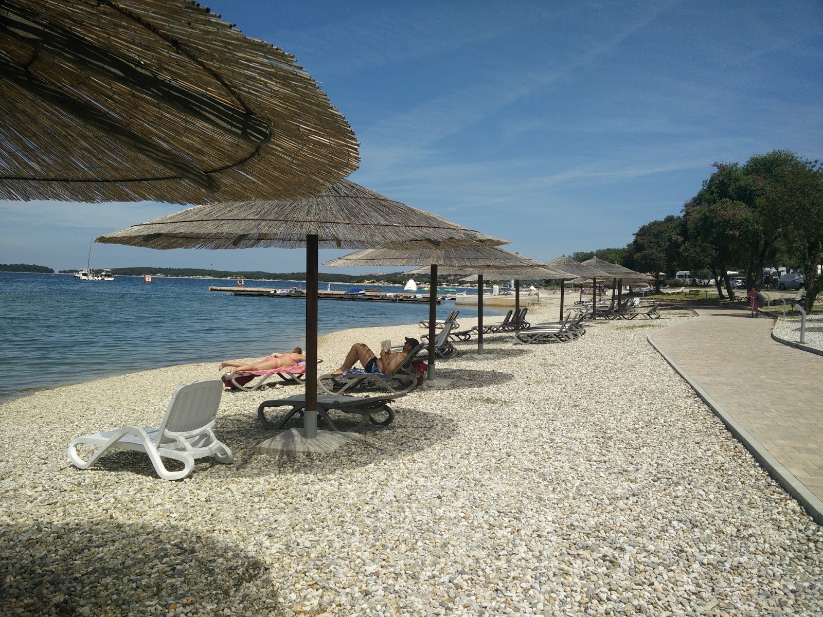 Foto von Val Saline beach mit kleine, beiger kiesel Oberfläche