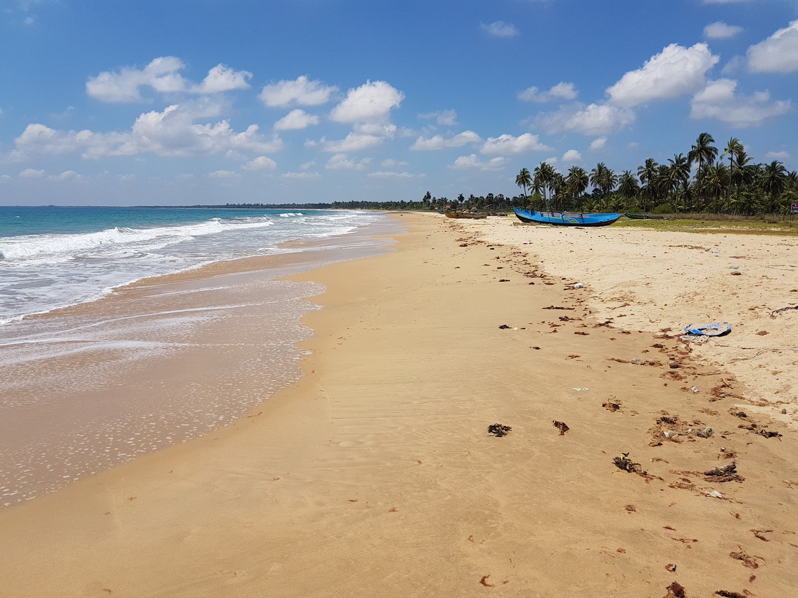 Foto van Kalkudah Beach met fijne beige zand oppervlakte