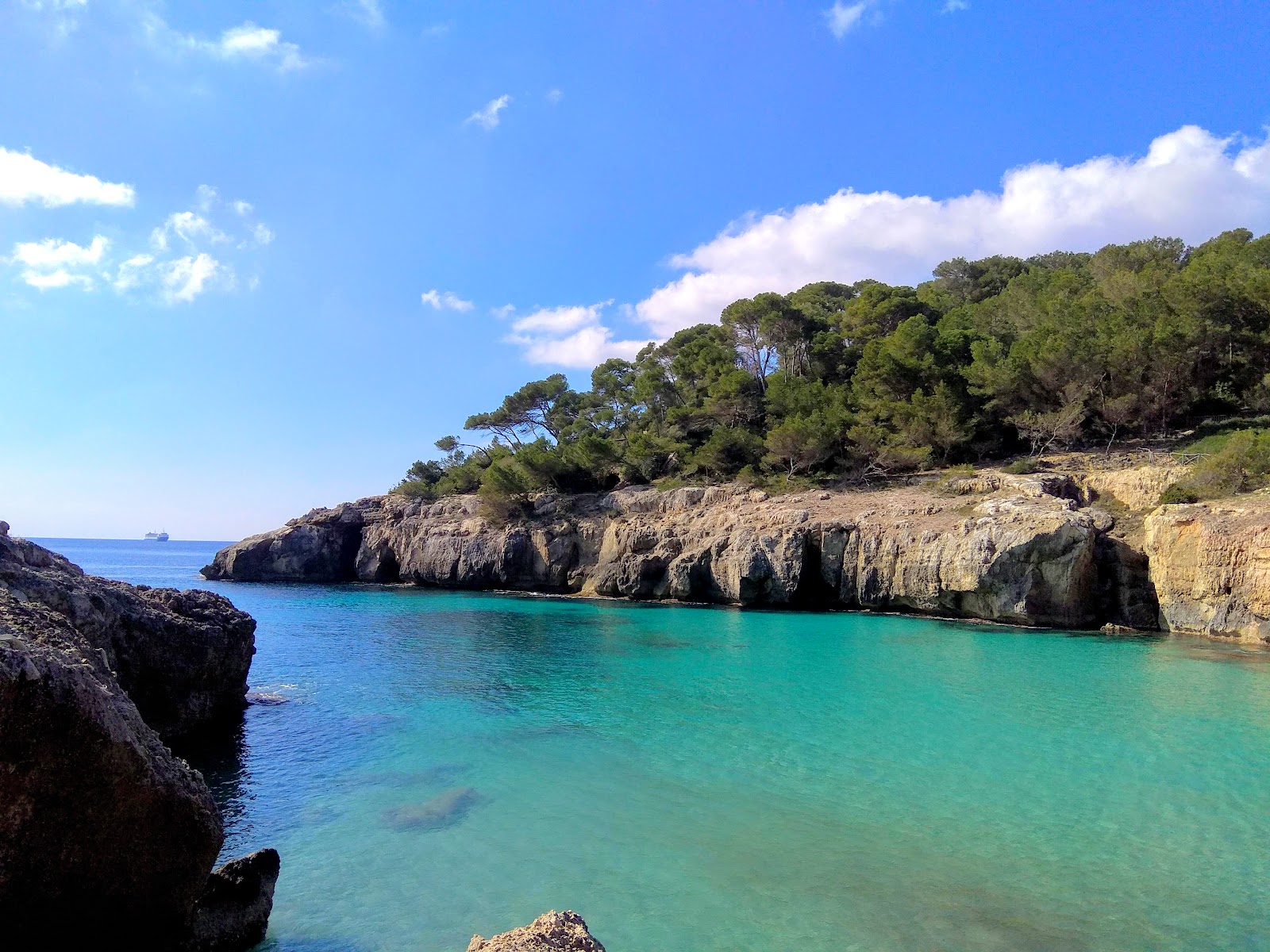 Φωτογραφία του Cala Fustam με μικρός κόλπος