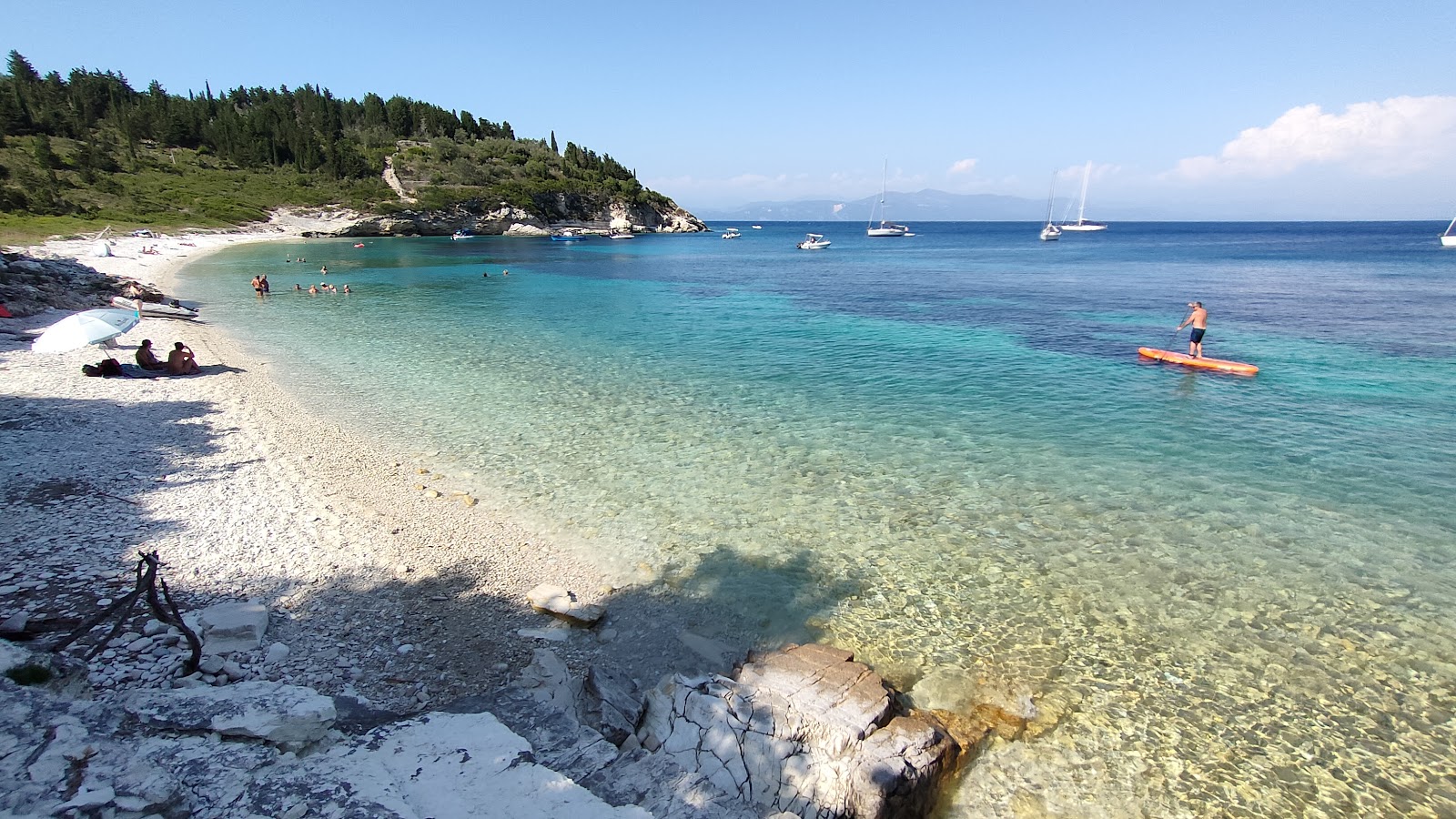 Foto di Kipiadi Beach con una superficie del ciottoli beige