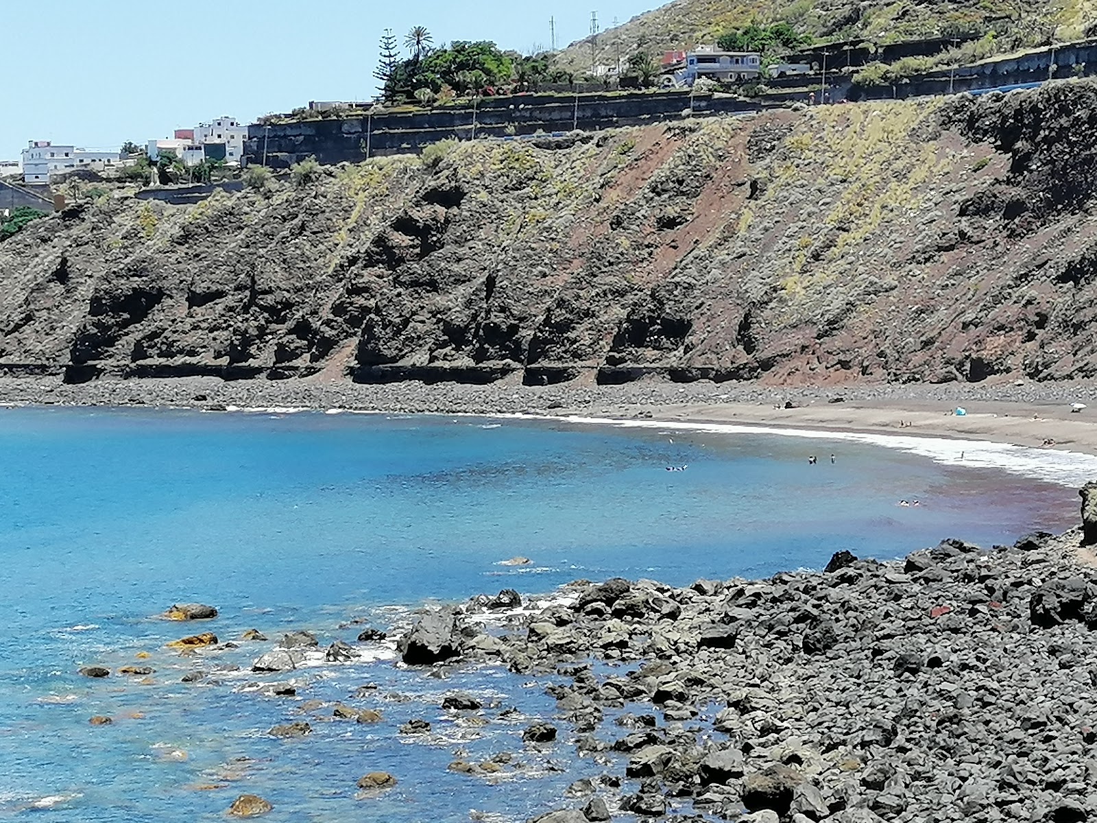 Photo de Playa de Arenal avec l'eau bleu de surface