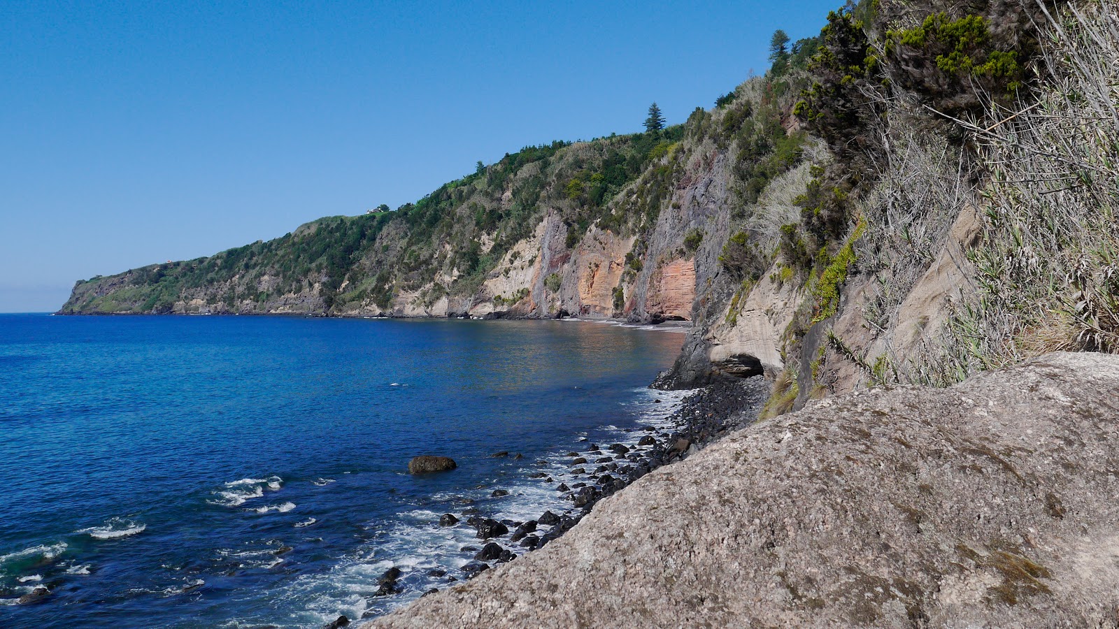 Foto von Praia da Amora mit grauer sand & felsen Oberfläche
