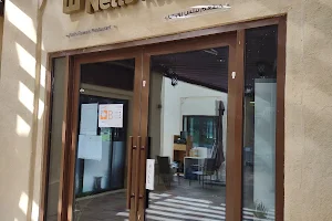 مطعم نليس الرويس Nells Restaurant Ruwais image