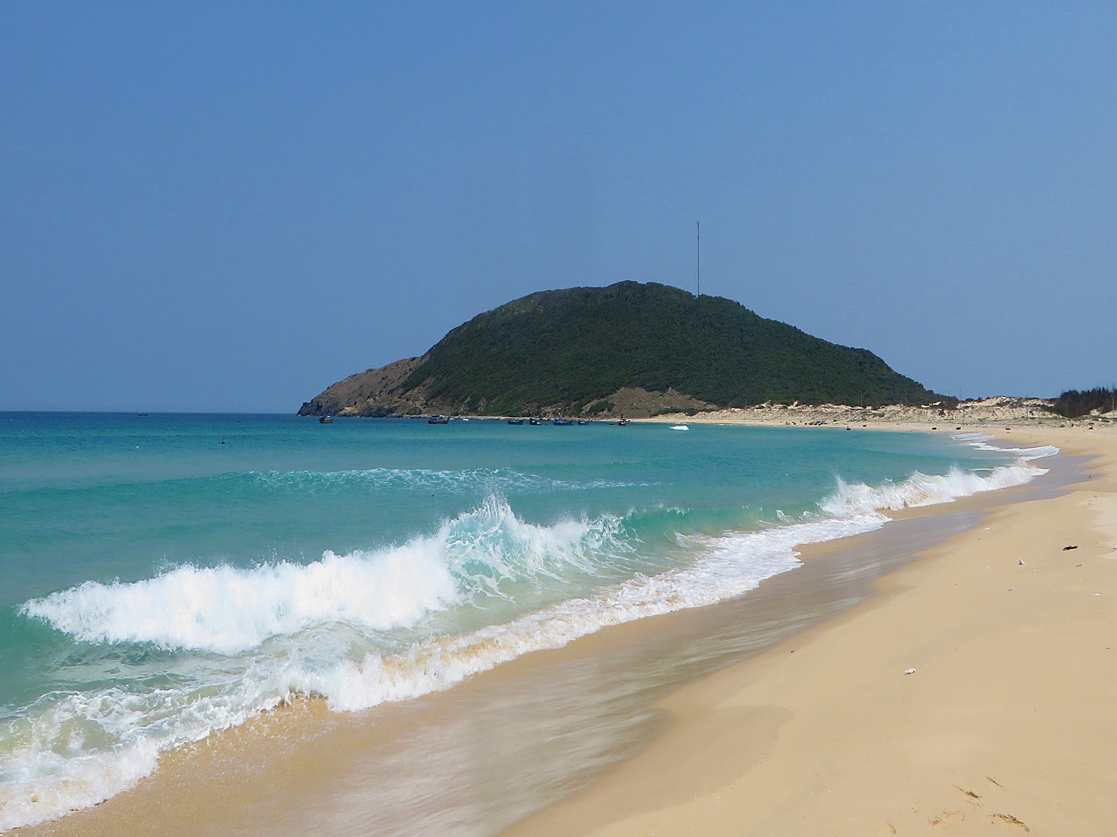 Foto van Hon Ngang Beach met wit zand oppervlakte