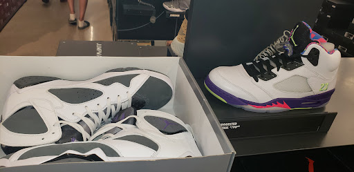 Sporting Goods Store «Nike Factory Store», reviews and photos, 8510 S Cottage Grove Ave, Chicago, IL 60619, USA