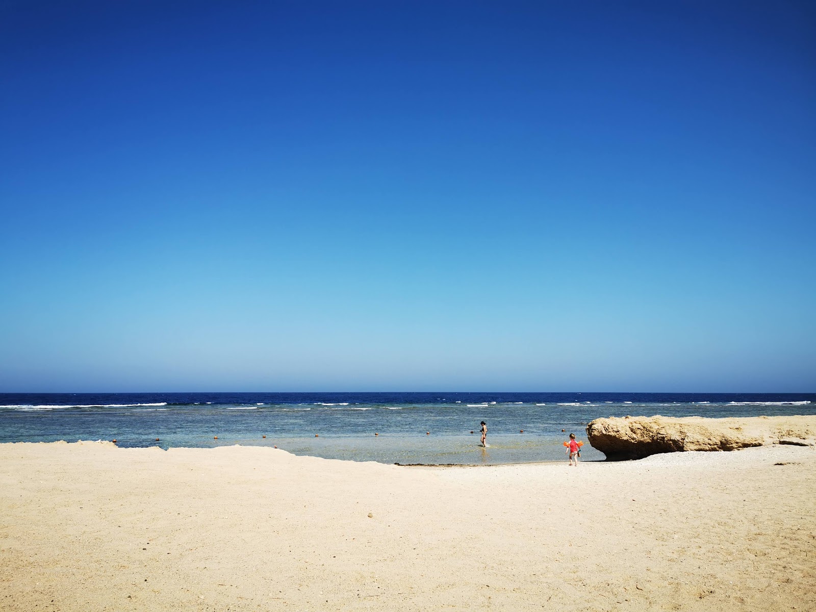 Ghalib Beach的照片 带有碧绿色纯水表面