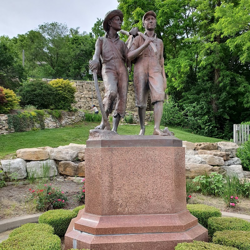 Tom Sawyer and Huckleberry Finn Statue