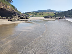 Playa de Cueva'in fotoğrafı dağlarla çevrili