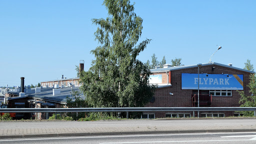 [P] Flypark Helsinki-Vantaa. Pysäköinti terminaalin läheisyydessä ja lentokenttä kuljetus.