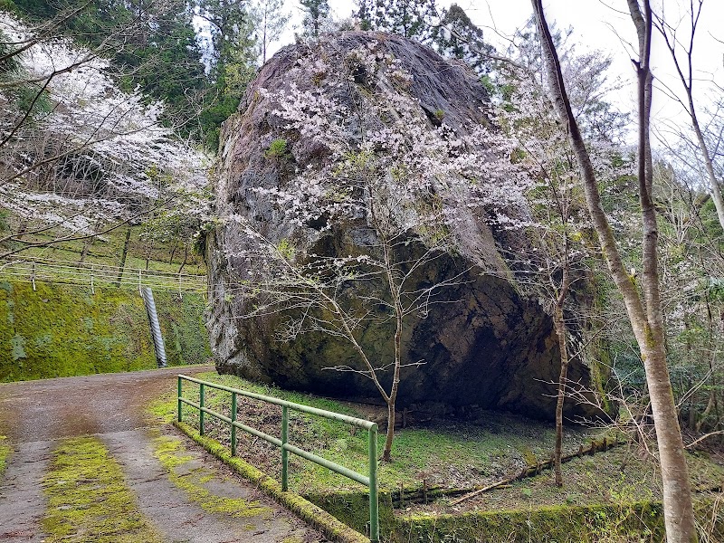 地主神社の大岩