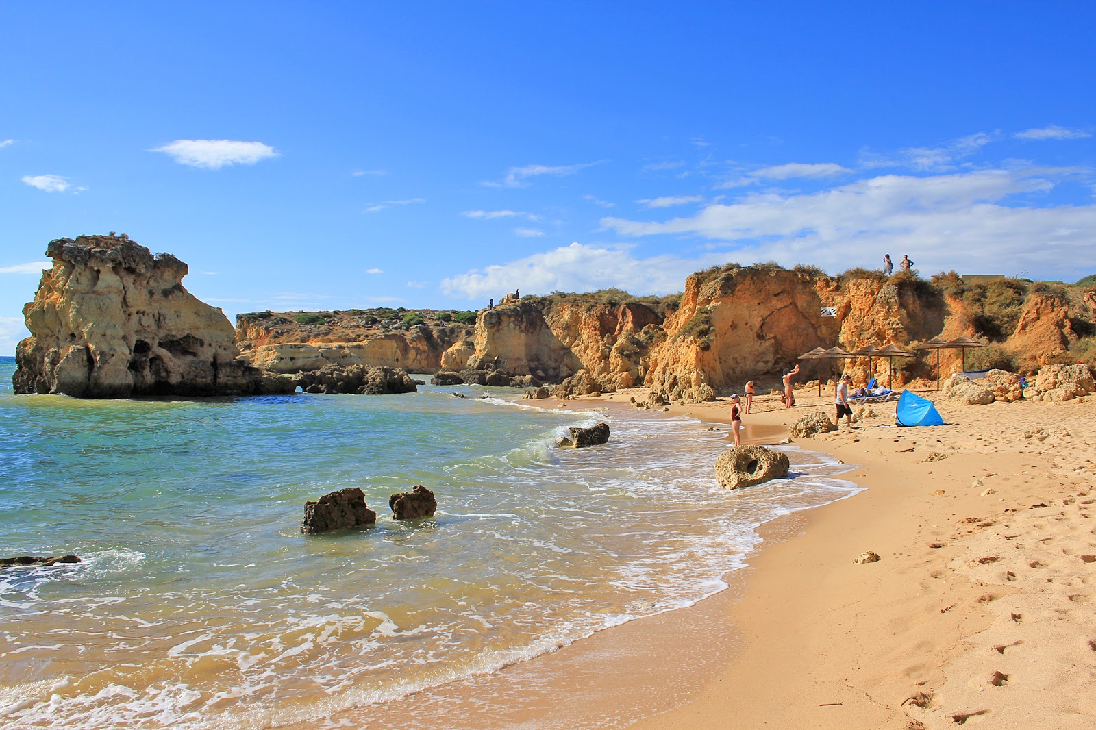 Photo de Praia dos Arrifes avec l'eau cristalline de surface