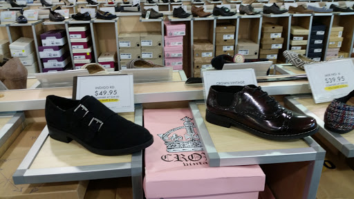 Shoe Store «DSW Designer Shoe Warehouse», reviews and photos, 4039 Richmond Rd, Warrensville Heights, OH 44122, USA