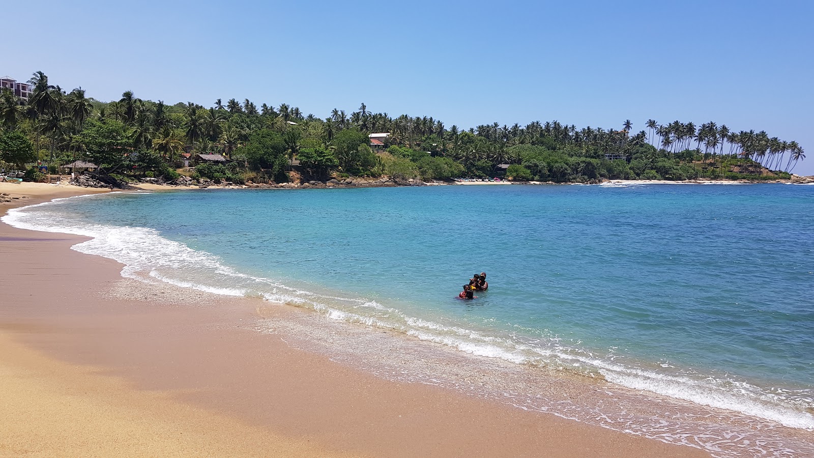 Fotografie cu Unakuruwa Beach cu o suprafață de apa turcoaz