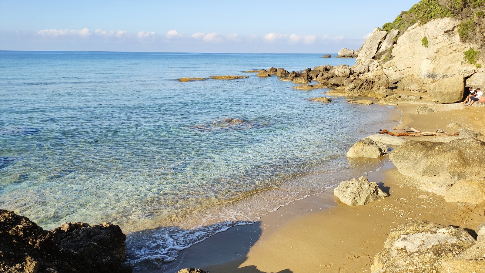 Myrtiotissa beach'in fotoğrafı - rahatlamayı sevenler arasında popüler bir yer