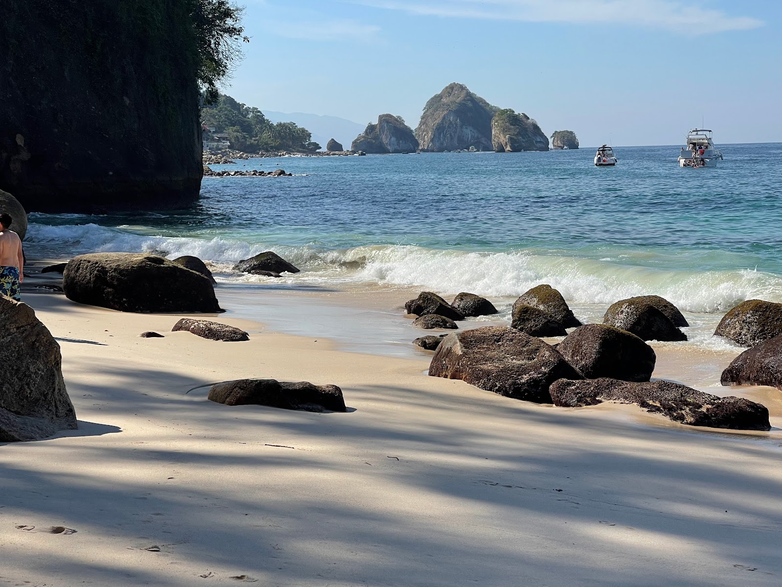 Photo de Paredon beach entouré de montagnes