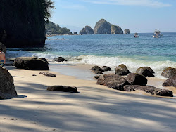 Photo de Paredon beach entouré de montagnes