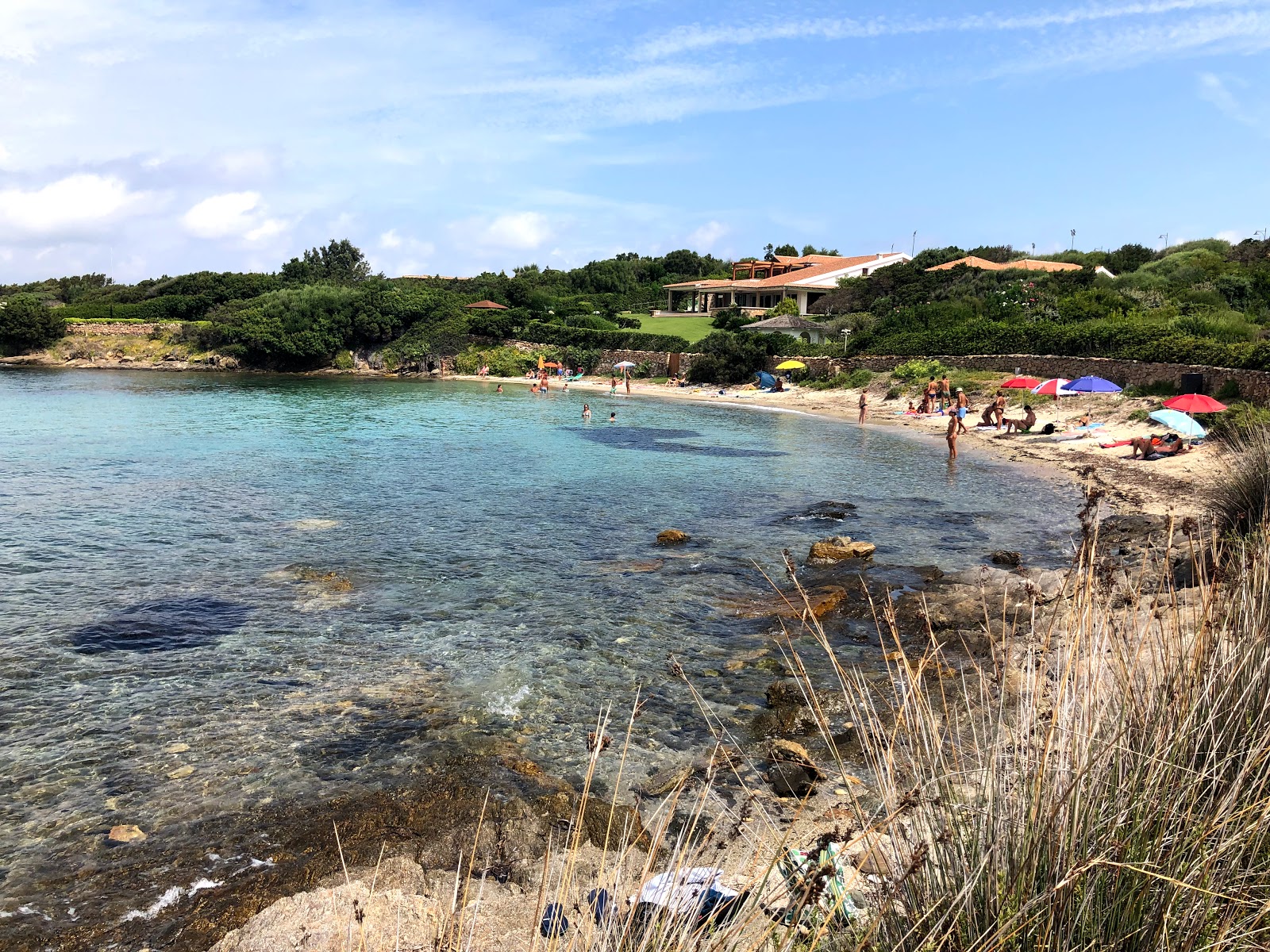 Foto von Spiaggia di Shirley Bassey mit beiger sand & kies Oberfläche