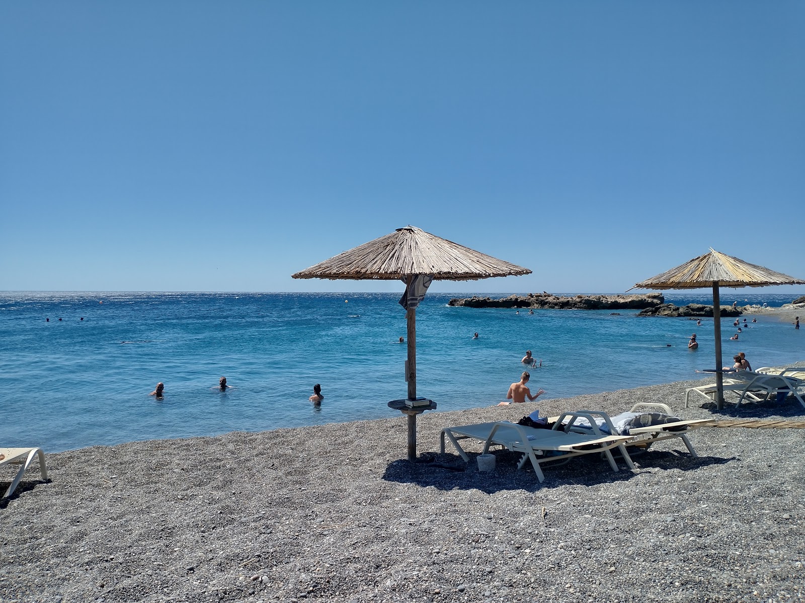 Foto de Katharada beach com seixos bege superfície
