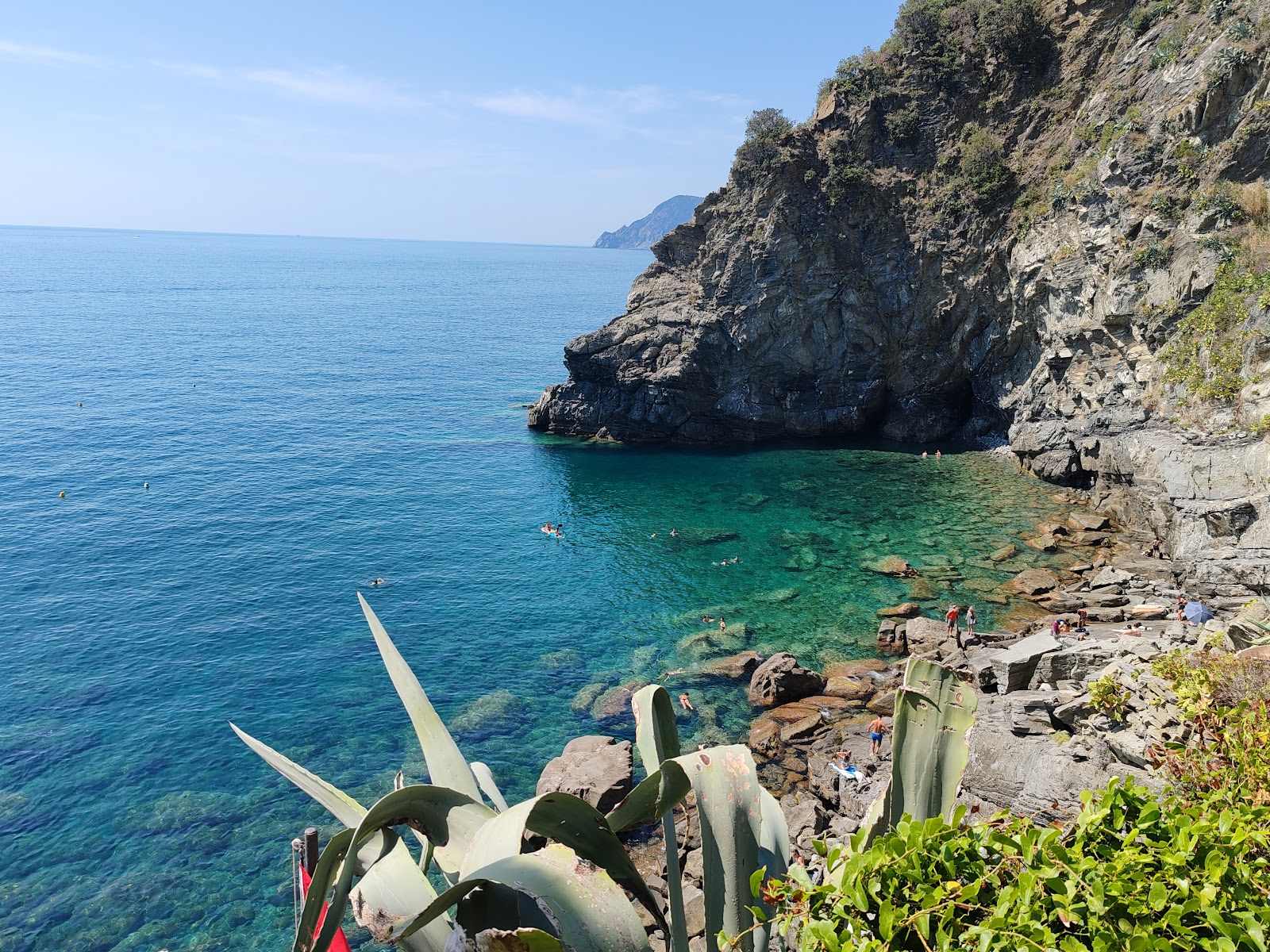Foto av Marina di Corniglia med blå rent vatten yta