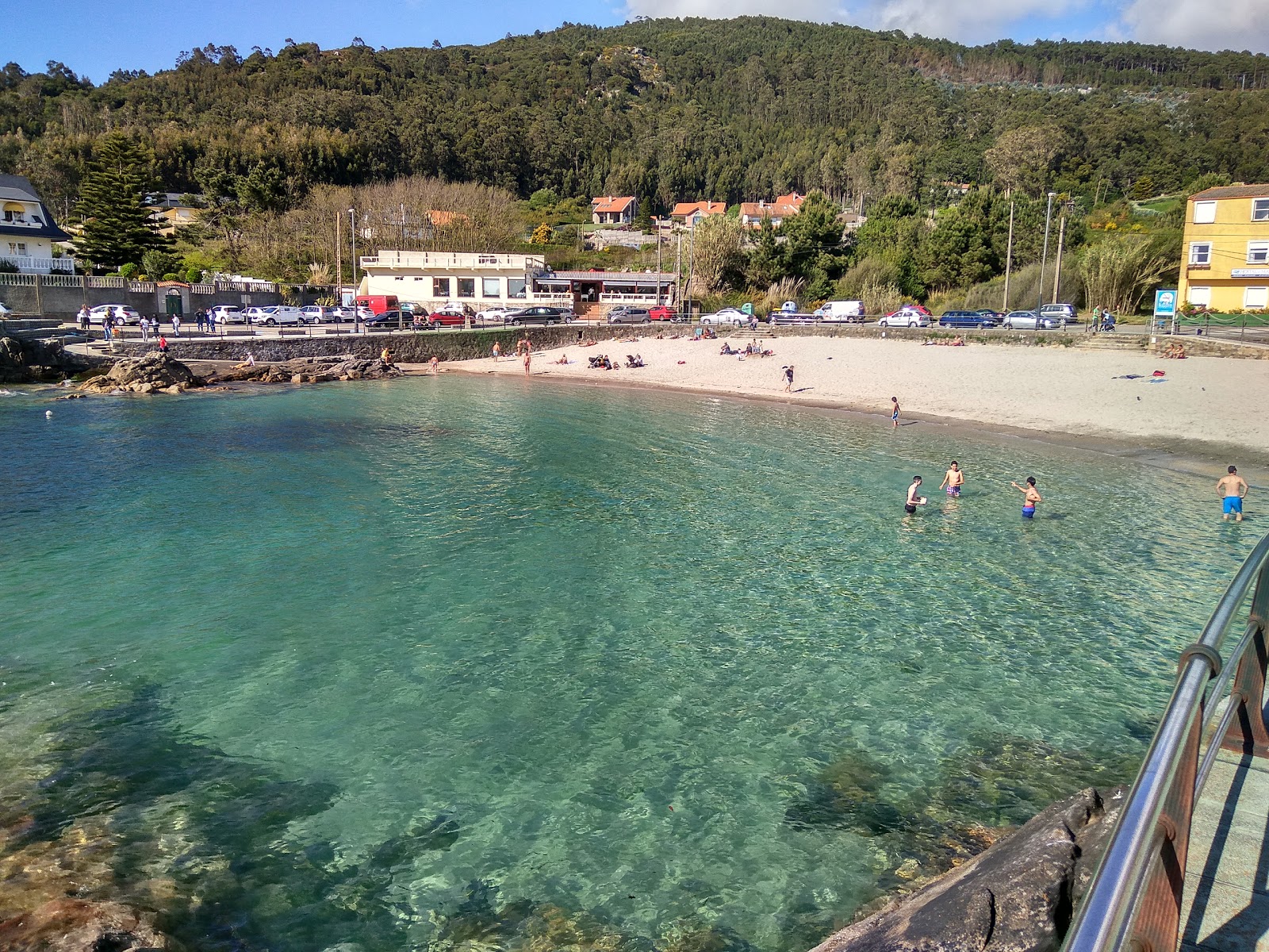 Praia de Fedorento的照片 带有小海湾