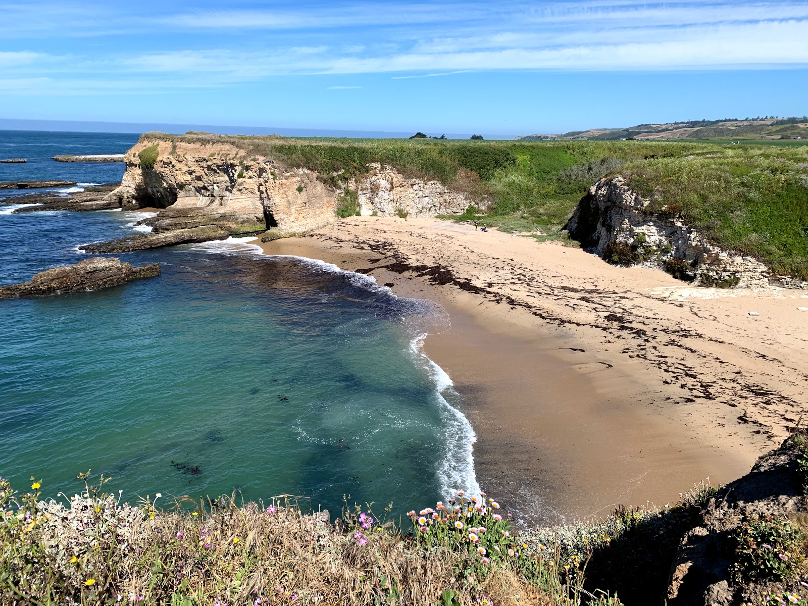 Strawberry Beach'in fotoğrafı parlak kum yüzey ile