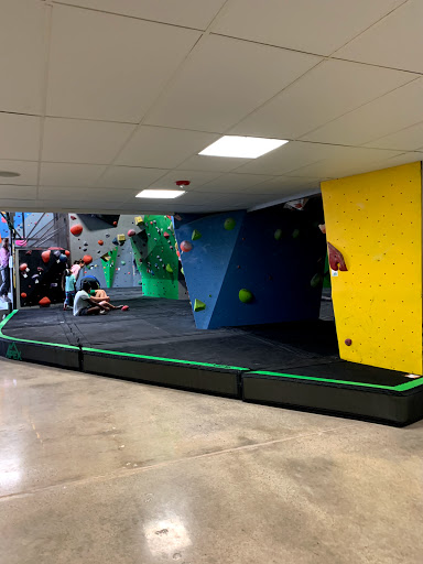 Rock Climbing Gym «Apex Climbing Gym», reviews and photos, 7200 W 106th St, Overland Park, KS 66212, USA