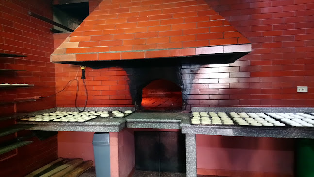Panaderia Tradicional Pan En Horno De Leña - Cuenca