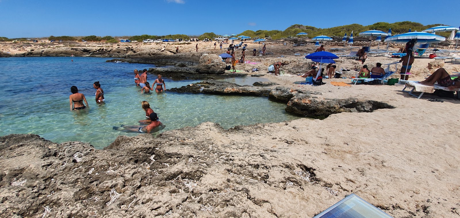 Foto van Cala Maluk met beige zand en stenen oppervlakte