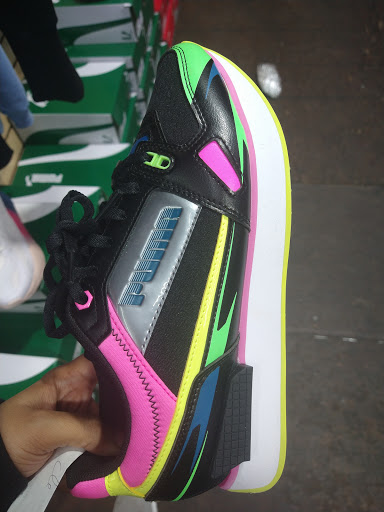 Shoe Store «Outlet Shoes & Rugs», reviews and photos, 221 E Ledbetter Dr, Dallas, TX 75216, USA