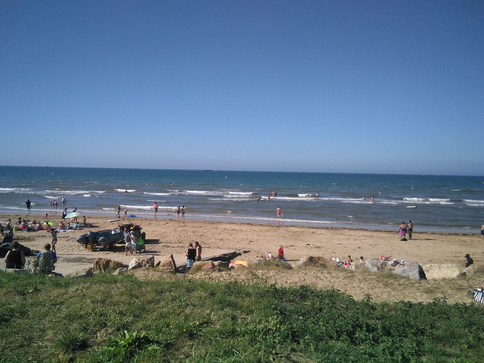 Foto von Normandy beach mit teilweise sauber Sauberkeitsgrad
