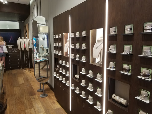 Jewelry Store «UNOde50», reviews and photos, 919 Lincoln Rd, Miami Beach, FL 33139, USA