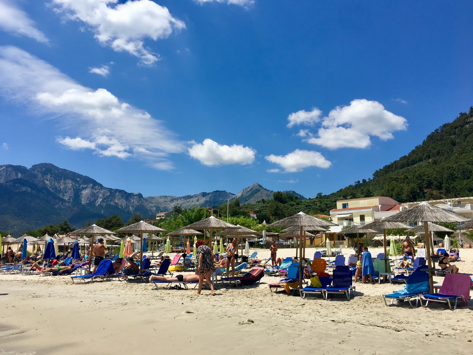 Foto di Golden beach sorretto da scogliere