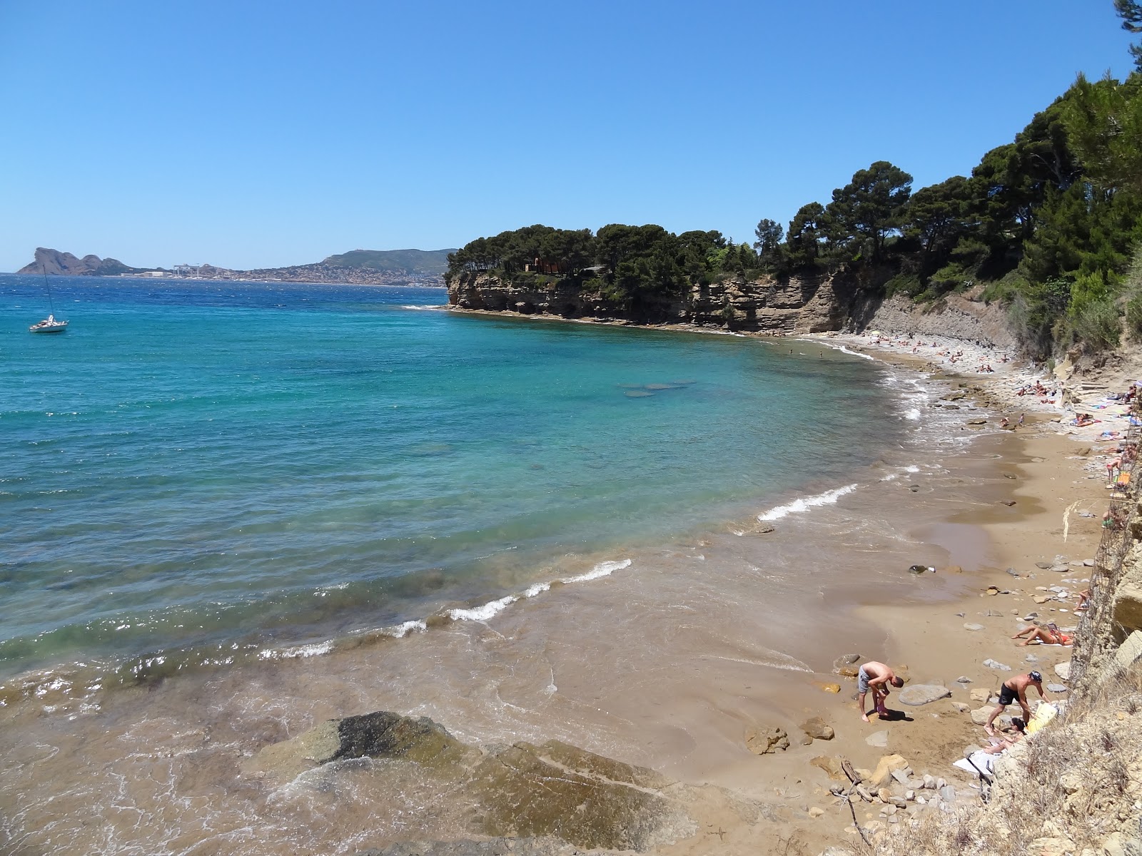 Foto von Plage du Liouquet mit beiger sand & steine Oberfläche
