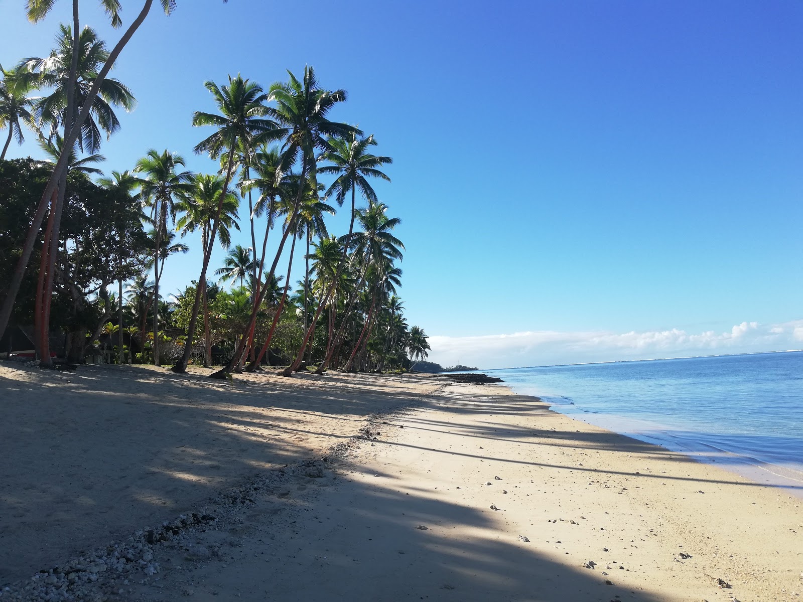 Foto di Tambua Sands Beach con una superficie del sabbia beige e rocce