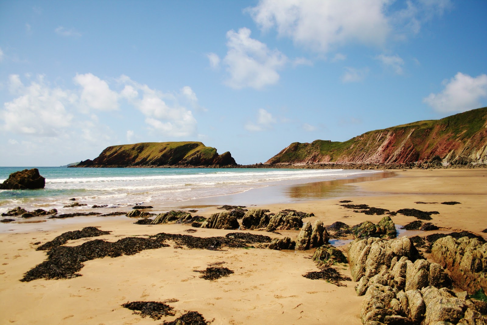 Photo de Marloes Sands avec l'eau cristalline de surface