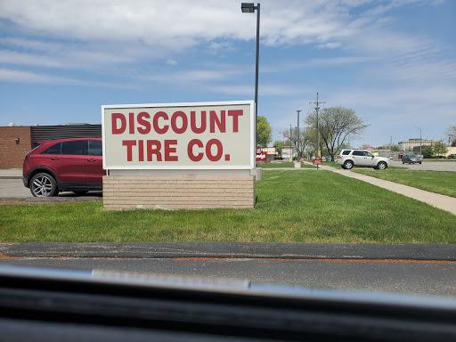 Tire Shop «Discount Tire Store - Livonia, MI», reviews and photos, 18975 Middlebelt Rd, Livonia, MI 48152, USA