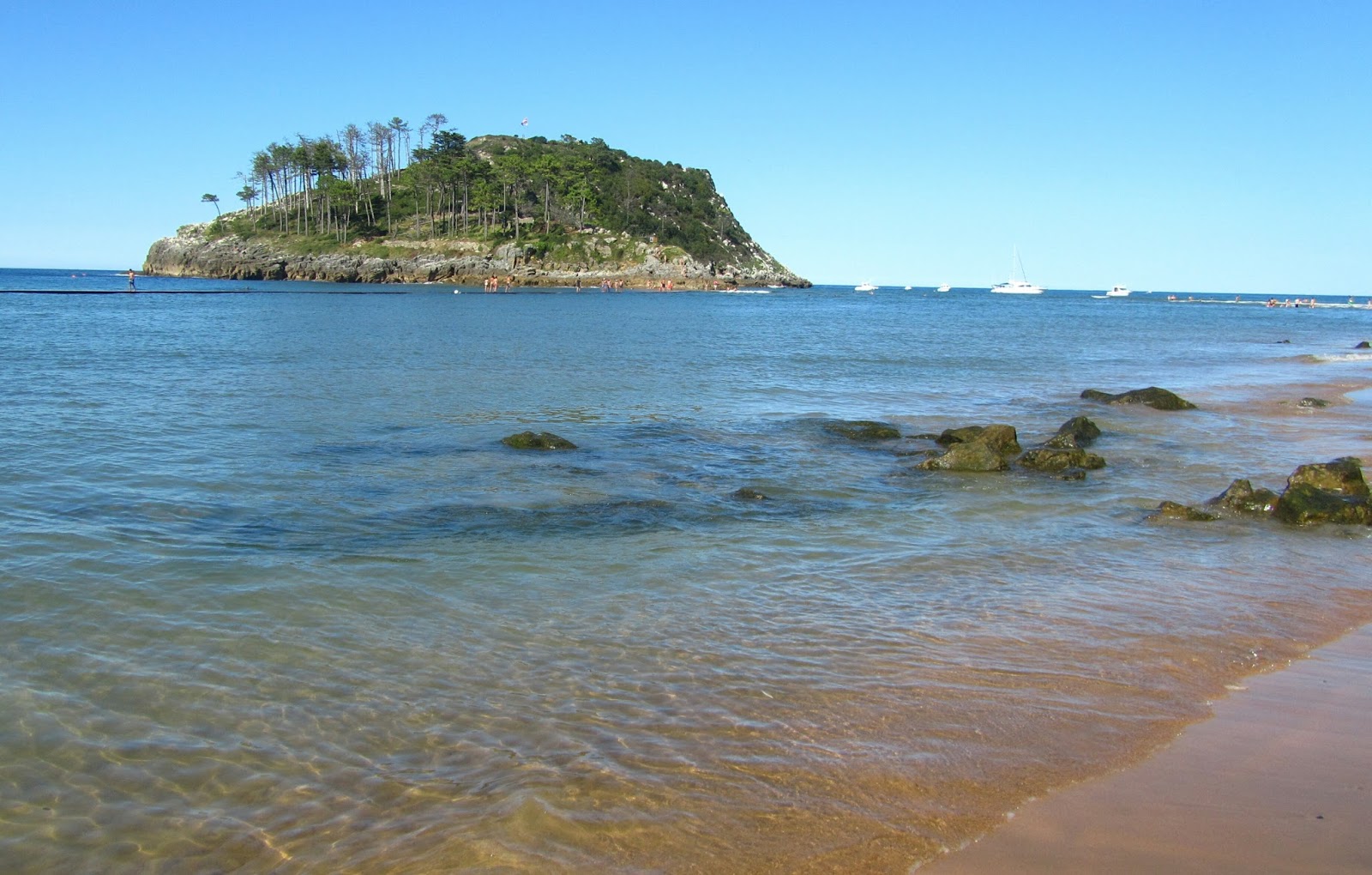 Photo de Karraspio beach entouré de montagnes