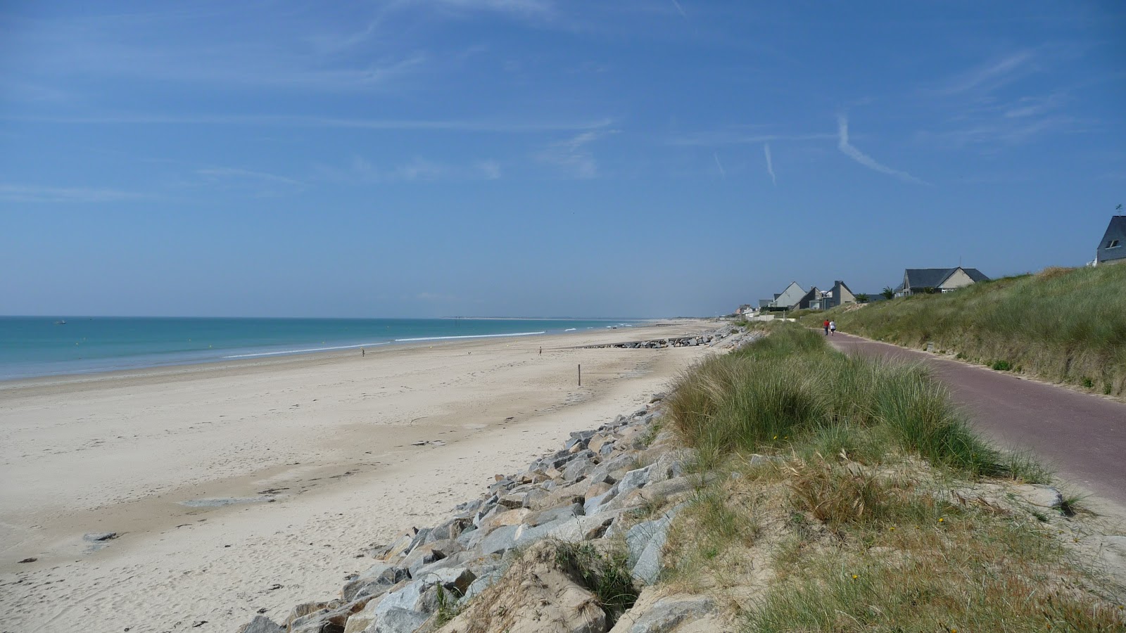 Foto di Plage Centrale de Pirou con una superficie del sabbia beige