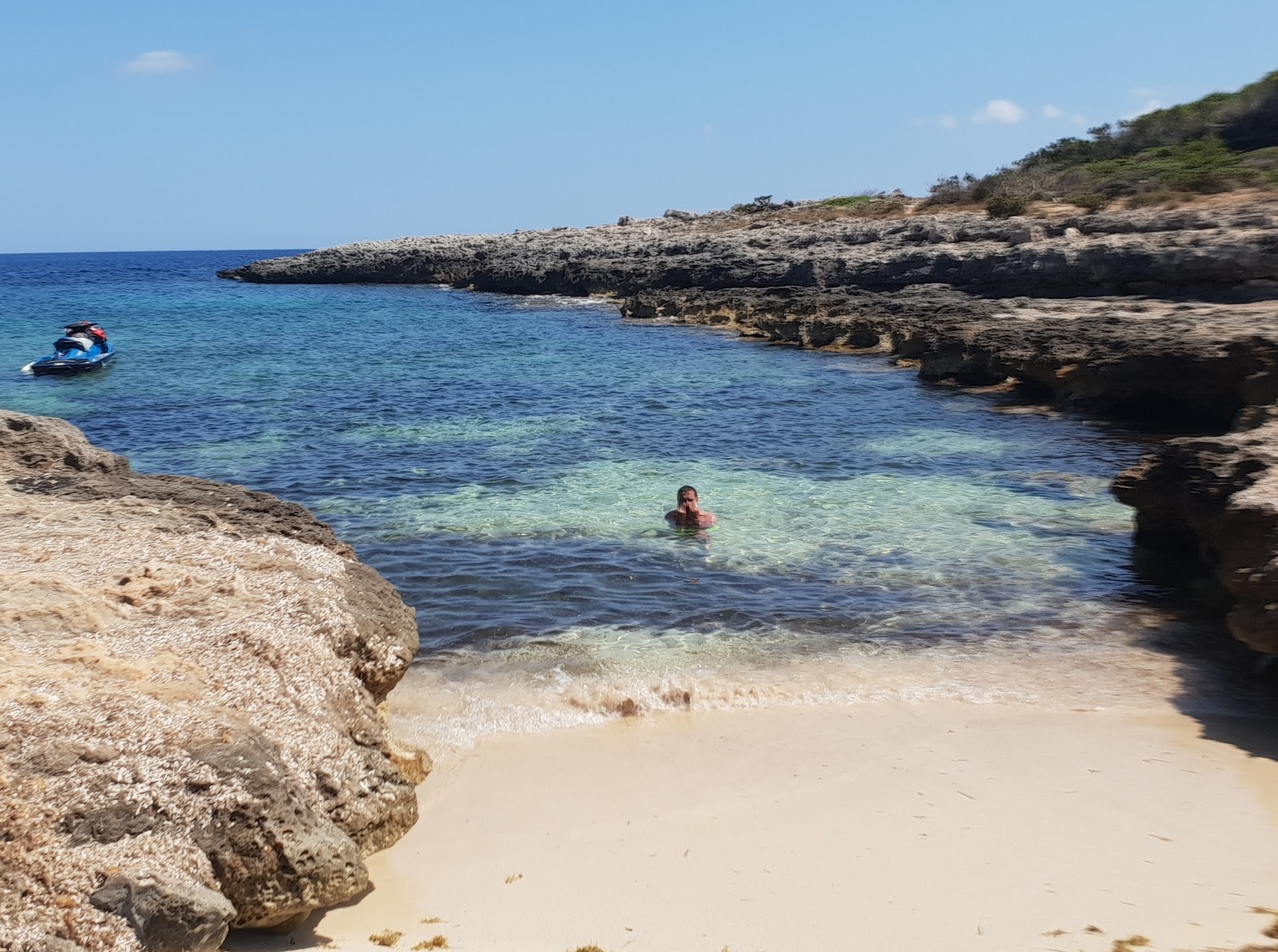 Foto de Es Calons com sujo nível de limpeza