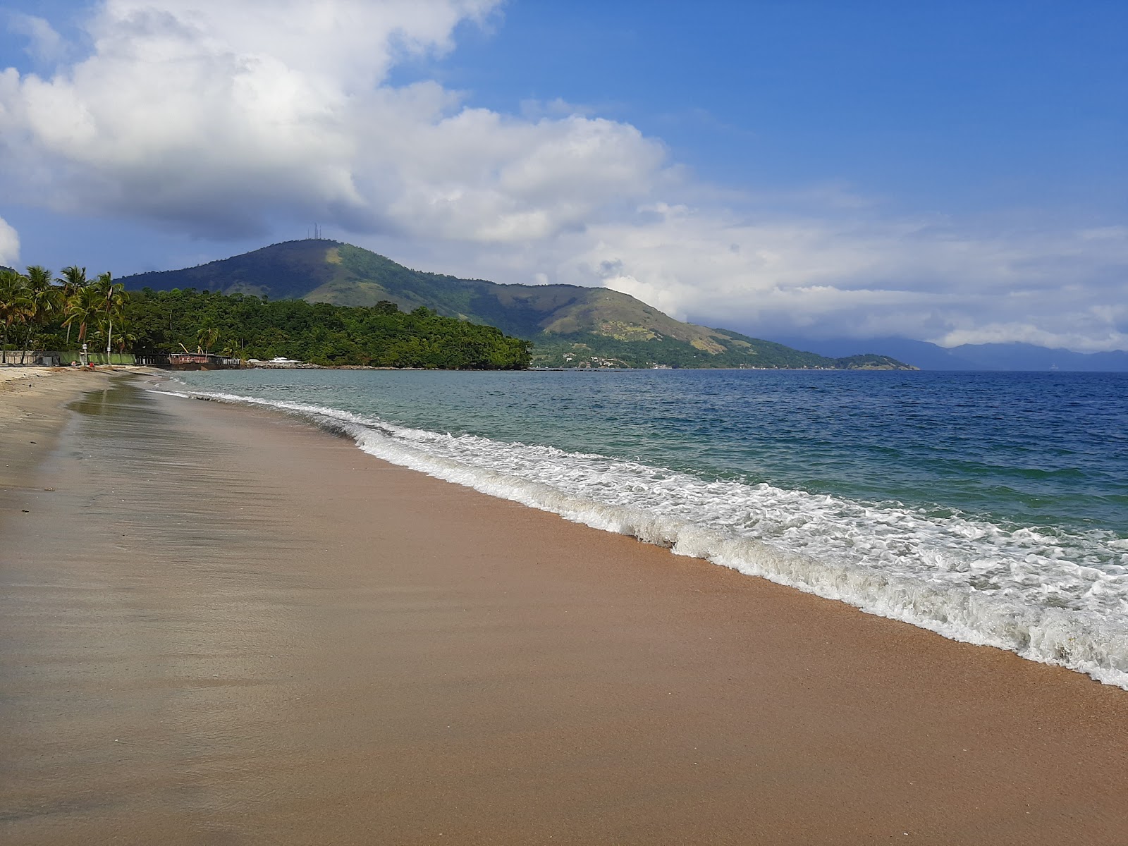 Fotografie cu Plaja Jacuacanga cu o suprafață de nisip strălucitor