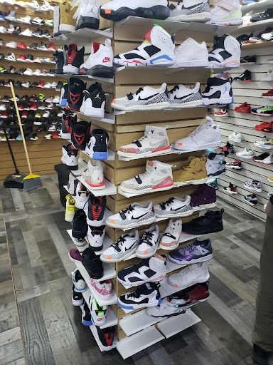 Shoe Store «Outlet Shoes & Rugs», reviews and photos, 221 E Ledbetter Dr, Dallas, TX 75216, USA