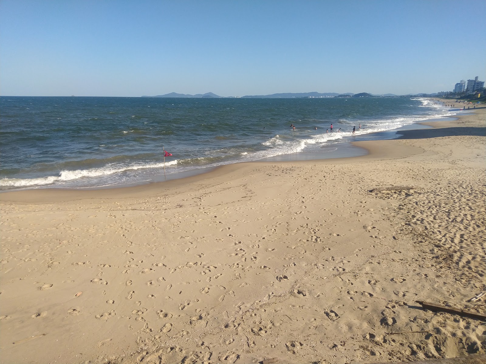 巴拉维利亚海滩的照片 带有碧绿色水表面